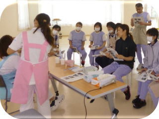 介護施設でのレクリエーション・集団活動の様子。複数の入居者とスタッフが参加